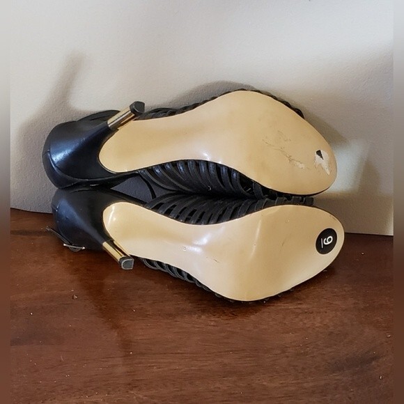 Neiman Marcus Vera Black Leather  Heels with Gold Accent Size 9 - Picture 8 of 8